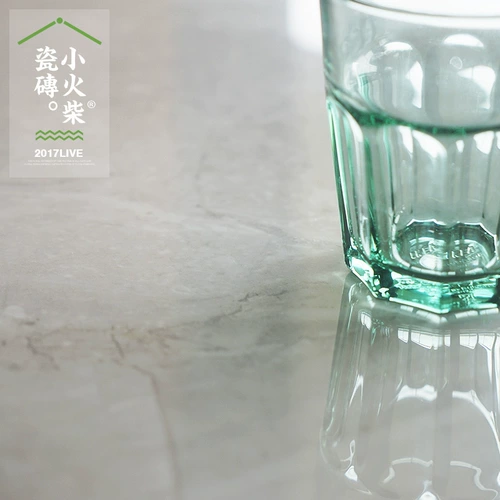 Маленькая матч плитка простая натуральная ветра полная глазурь на стенах.