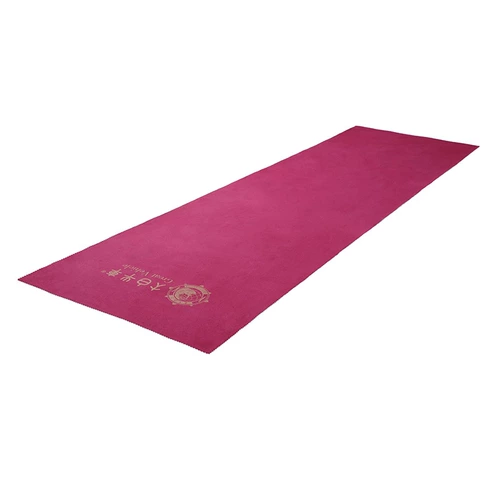 Домохозяйство, стоящее на коленях, чтобы поклоняться большой головой и длинной головой, длинная голова очень гладкая, густая, потающая, дышащая, и поклоняется белой коровьей машине для большого поклонения