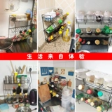 Стол на полках на кухне -это приправа для приправы приправы для хранения бутылок.