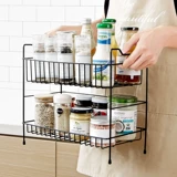 Стол на полках на кухне -это приправа для приправы приправы для хранения бутылок.