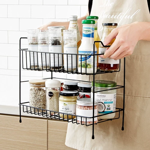 Стол на полках на кухне -это приправа для приправы приправы для хранения бутылок.