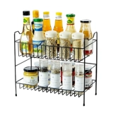 Стол на полках на кухне -это приправа для приправы приправы для хранения бутылок.