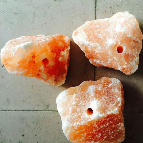 Пакистан облизывает соль и облизывает кирпичи, невозможную соль натуральную минеральную соль, каменные лошади, крупный рогатый скот и овцы для питания для корма