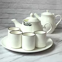 Глина, чашка со стаканом, белый заварочный чайник, кофейник, свободный прямой крой