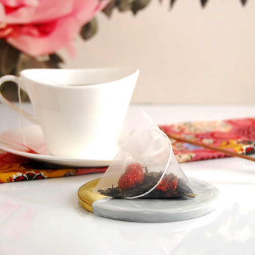 Клубника, красный (черный) чай из провинции Юньнань, сублимированный фруктовый чай Дянь Хун, чай в пакетиках, медовый аромат, популярно в интернете