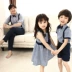 Anh gió bé trai Hàn Quốc gia đình thời trang mùa hè ba gia đình đầy đủ kẻ sọc áo mẹ ăn mặc