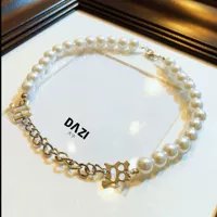 Белое платье, ожерелье из жемчуга