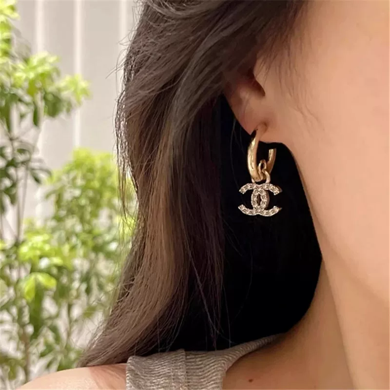 Классические серьги Chanel с жемчужинами и надписями, украшенные бриллиантами
