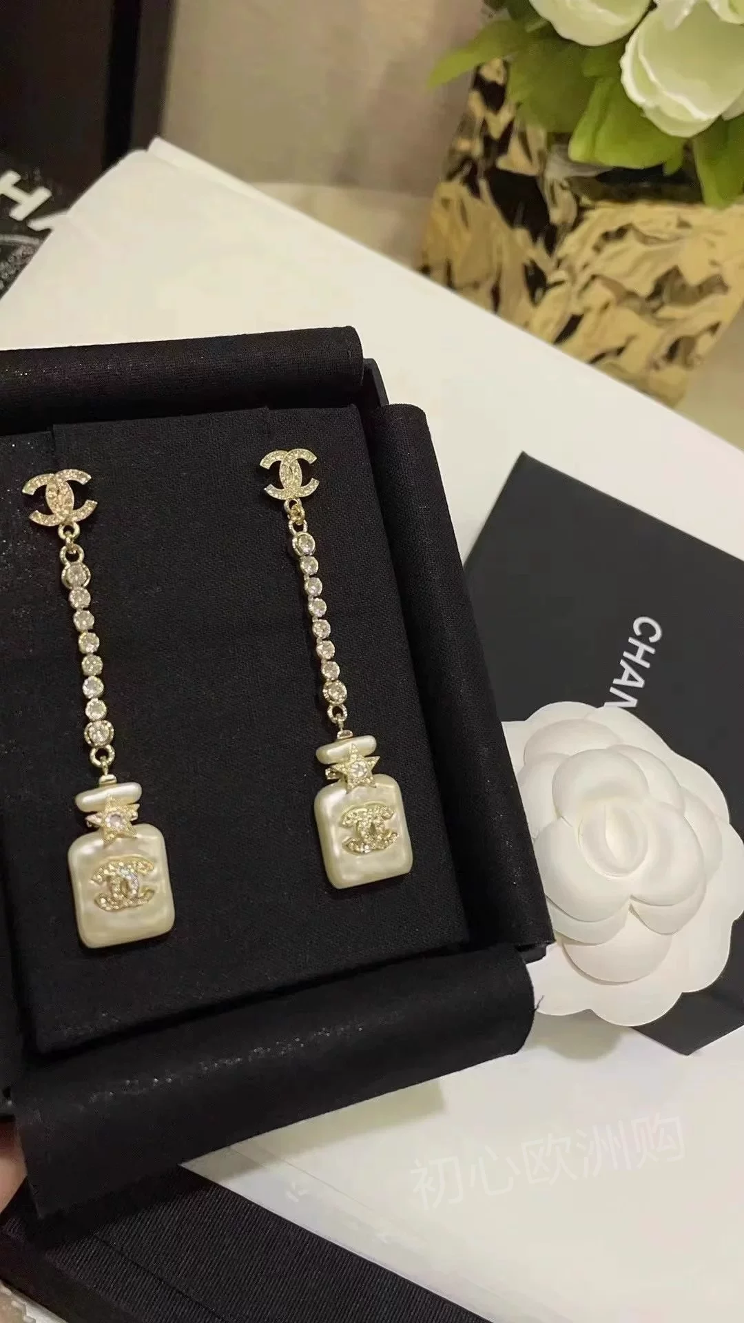 Классические серьги Chanel с жемчужинами и надписями, украшенные бриллиантами