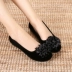 Mới của Hàn Quốc phẳng mô hình phụ nữ lông bóng hoa màu đen làm việc giày đáy mềm không trượt nông miệng sinh viên giày giúp đỡ thấp