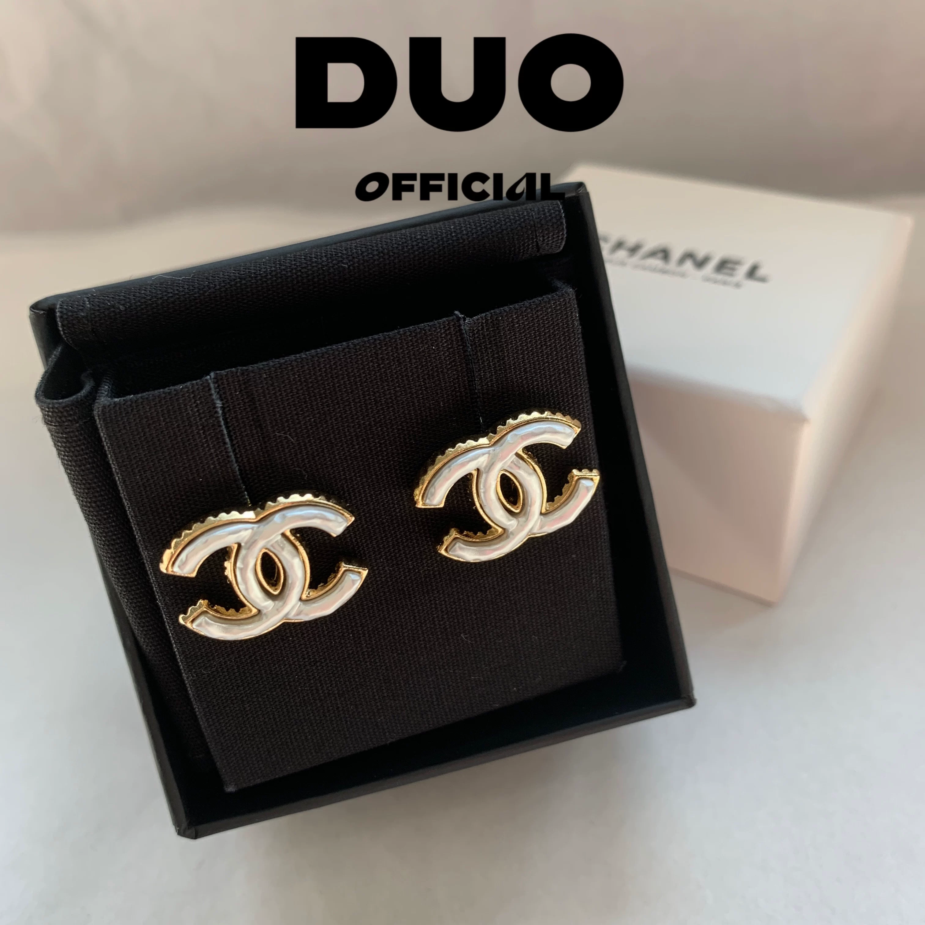 CHANEL Chanel 23 New 23A Classic Double C White Fritillaria Permeter Earlier Earrings Earrings