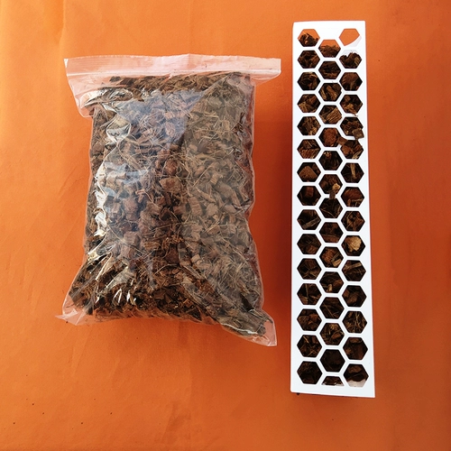 Столп водой мош окружает продукты для садоводства выделенная бинга с запутанной птицей, запутанная мембранные звень