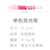 Маленькие свежие студенты с люминесцентной маргинальной ручкой цвета грубая линия