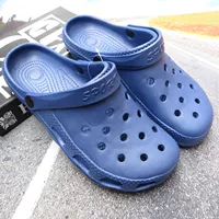 Летние тапочки в стиле Crocs, модные мюли на плоской подошве, пляжная обувь, закрытый носок, мягкая подошва