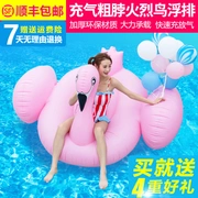 Tương tác giữa cha mẹ và con flamingo đồ chơi gắn kết hàng bơm hơi nổi trên giường bể bơi bên vòng tròn phao cứu sinh