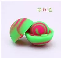 Зеленый и красный паромный мяч