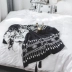Ins Bắc Âu đơn giản đan chăn bông đen và trắng hai mặt jacquard giải trí chăn tua sofa giường chăn - Ném / Chăn