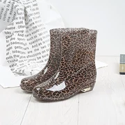 Giày nữ đi mưa đi mưa chống trượt ống phẳng Người mẫu thời trang mặc ống ngắn đoạn ngắn mặc đồ nữ giản dị - Rainshoes