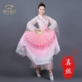 Пять -летняя магазин более 20 поклонников танца цветовых танцев, танцующие фанаты расширяют двойные равитанные упражнения.