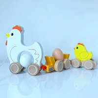 Маленькая куриная рука тянет три машины