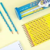 Учащиеся начальной школы пещеры Пенари Управляют сцепление карандаш карандаш детского карандаша.