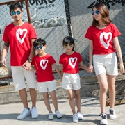Gia đình vừa vặn mùa hè ngắn tay phù hợp với áo đỏ tình yêu gia đình ba gia đình đầy đủ mẹ và con gái mẹ và con gái phù hợp với bông - Trang phục dành cho cha mẹ và con
