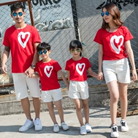 Gia đình vừa vặn mùa hè ngắn tay phù hợp với áo đỏ tình yêu gia đình ba gia đình đầy đủ mẹ và con gái mẹ và con gái phù hợp với bông - Trang phục dành cho cha mẹ và con đồ cặp gia đình