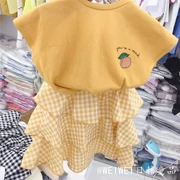 Quần áo trẻ em Hàn Quốc mùa hè cô gái mới Han Fan áo sơ mi họa tiết đào + váy kẻ sọc - Phù hợp với trẻ em