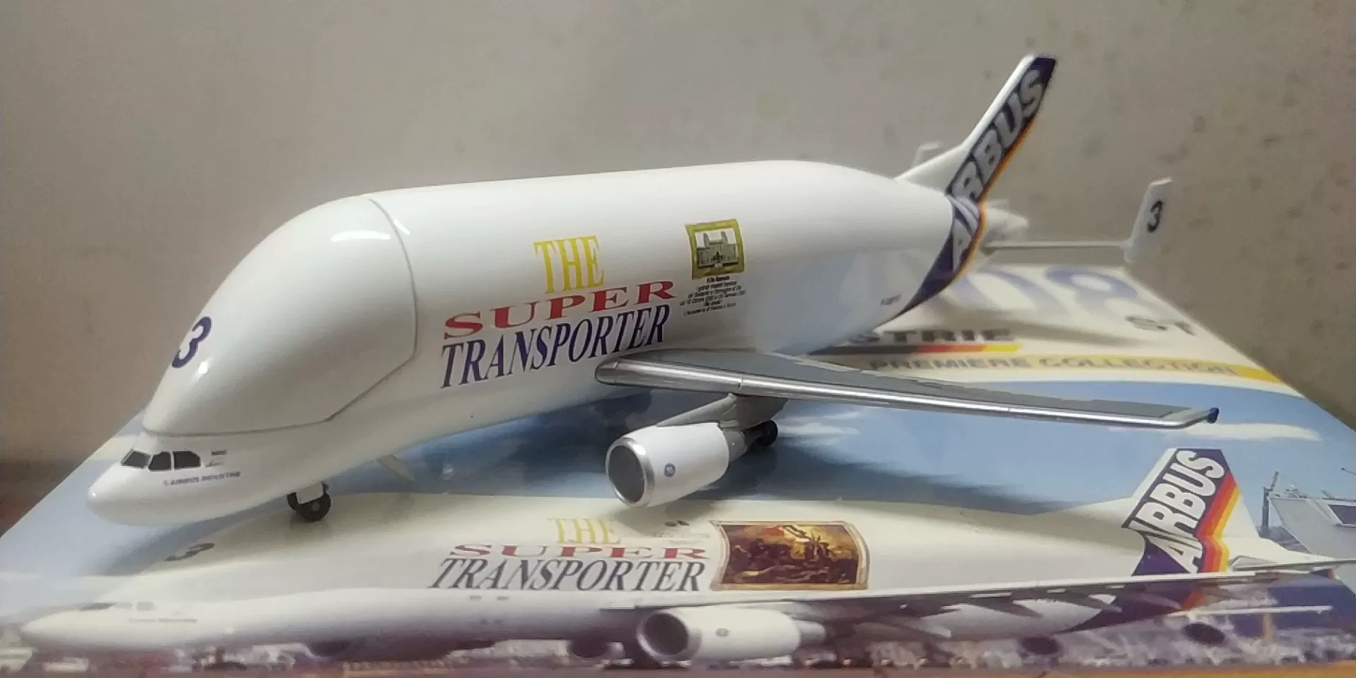 Bus, transport plane, model, scale 1:400, beluga