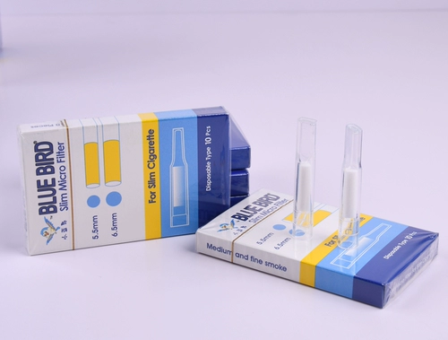 Птичьи сигаретные моллюски фильтровали искреннюю новую маленькую синюю птицу среди маленьких голубых птиц, сигаретный рот рот мужчинам курили курение