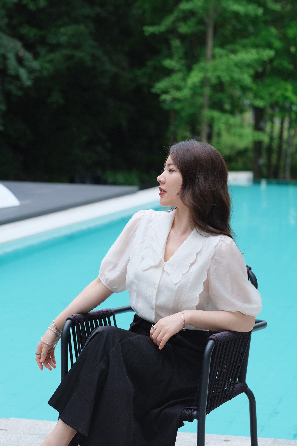 The ginger wheat grain JML is so cute and lovely. The Tense shirt makes you look younger and slimmer. The top with puffed sleeves is versatile for summer