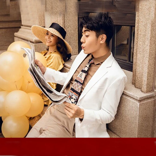 Северные ретро -буквы газета свадебная фотография.