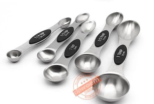 Измерение ложек из нержавеющей стали.