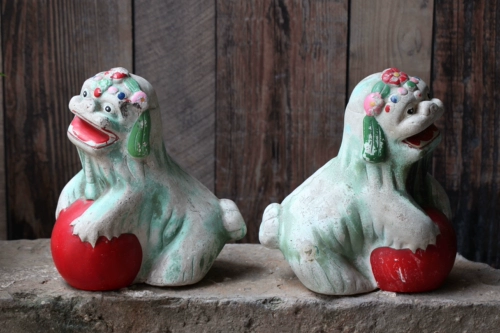 Во время культурной революции гипсовый лев, пара старых предметов, играет в старую штукатурку, как старый таун -хаус Lion Douse Старый сумка Lion Old