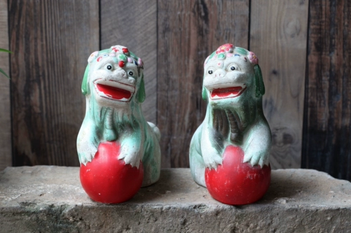 Во время культурной революции гипсовый лев, пара старых предметов, играет в старую штукатурку, как старый таун -хаус Lion Douse Старый сумка Lion Old