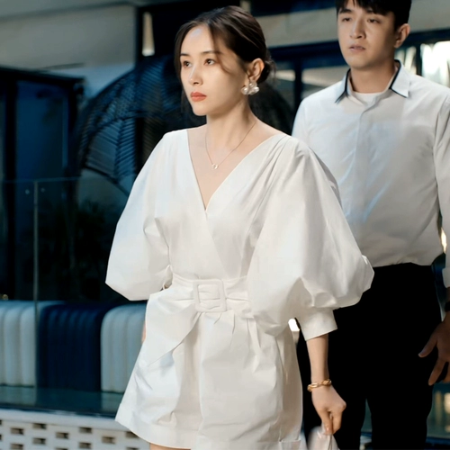 Белое платье, комбинезон, V-образный вырез, рукава фонарики