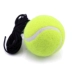 2 huấn luyện viên quần vợt với những người mới bắt đầu luyện tập với dây chuyền thiết lập dây đai tennis duy nhất