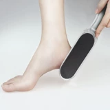 Большие двойные натирающие ноги измельчают ноги и размолоть ноги, чтобы очистить ноги, чтобы удалить мертвые мозоли.