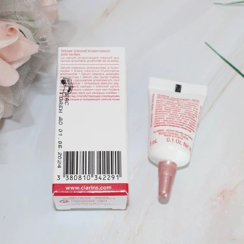 Clarins, прозрачная эссенция, осветляющая увлажняющая сыворотка для подчеркивания естественного сияния кожи, 4 штуки, 7 мл, пробник