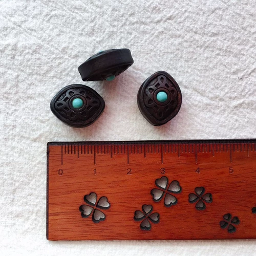 Резной аксессуар из черного дерева Эбен, латунная инкрустация камня, брелок