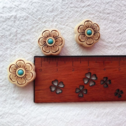 Резной аксессуар из черного дерева Эбен, латунная инкрустация камня, брелок