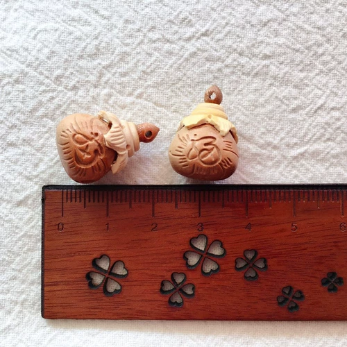 Резной аксессуар из черного дерева Эбен, латунная инкрустация камня, брелок