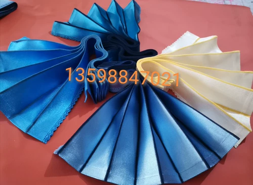 Утолщенное и широкое балконное булавное окно цветут занавес