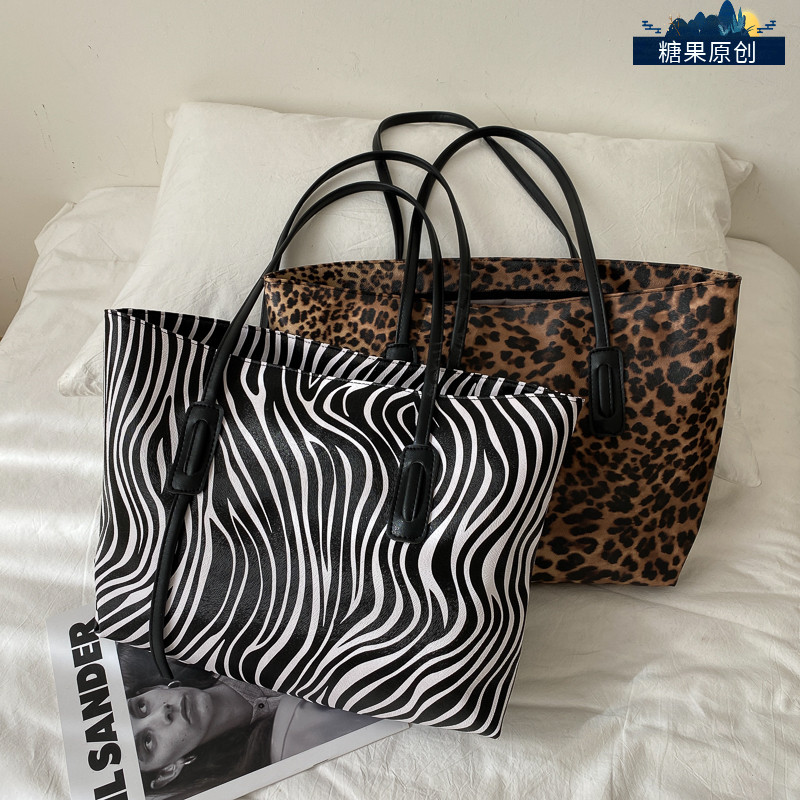 กระเป๋าใบใหญ่ยอดนิยมสำหรับสุภาพสตรีปี 2020 แฟชั่นใหม่ กระเป๋าสะพายข้างความจุขนาดใหญ่ 今年流行的大包包女2020新款潮时尚大容量手提单肩包网红托特包 กระเป๋าใบใหญ่ยอดนิยมสำหรับสุภาพสตรีปี 2020 แฟชั่นใหม่ กระเป๋าสะพายข้างความจุขนาดใหญ่