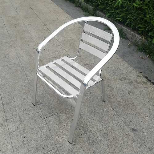 На открытом воздухе садовый солнечный клык дождевая вода, показывающая легкое место для отдыха.