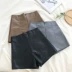 Quần short da PU nữ 2018 mùa thu mới Hàn Quốc thời trang eo cao màu hoang dã một từ bên ngoài mặc quần ống rộng chân quần da shop quần áo nữ Quần short