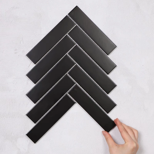 Сетка красная рыба костяная костяная мозаичная плитка туалетная ванная балкона настенная плитка маленькие кусочки современной простоты черно -белая серая