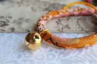 Оранжевые ветви и листья вишневые цветы