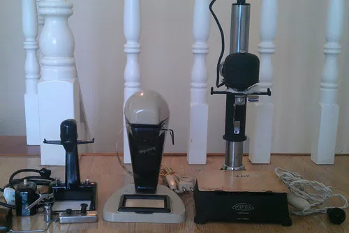 Уронить!ПересечениеВ 1938 году Minox Riga Micro -Camera оснащена черно -белыми машинами размещения, собирая сокровища!