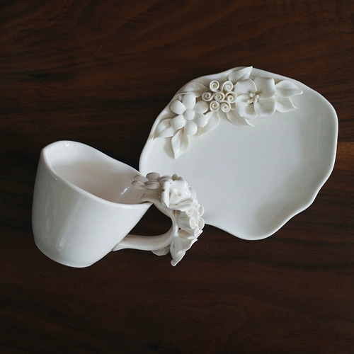 Садовый послеобеденный чай высокий -громкость изысканную руку закреплена цветочная керамическая кофейная чашка тарелка